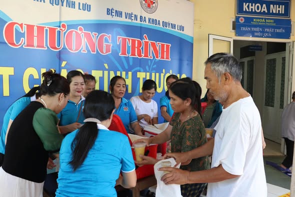 Ấm lòng những bát cháo nghĩa tình gửi tới bệnh nhi tại BVĐK Quỳnh Lưu