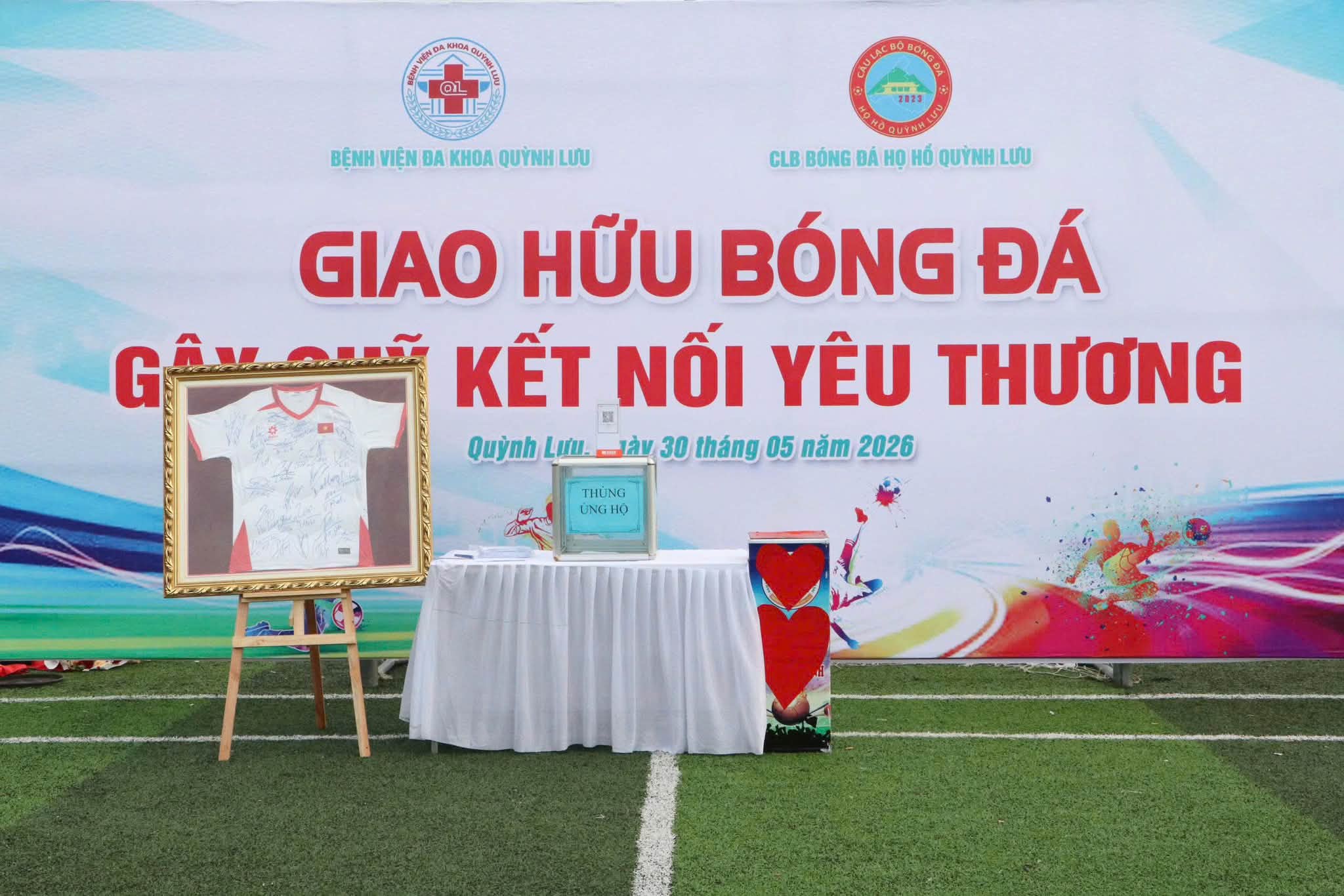 Đấu giá áo đấu tuyển Quốc gia, gây quỹ hơn 300 triệu đồng tại BVĐK Quỳnh Lưu